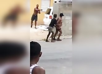 Ils baisent dans la rue, un voisin leur lance des cailloux pour les dégager !