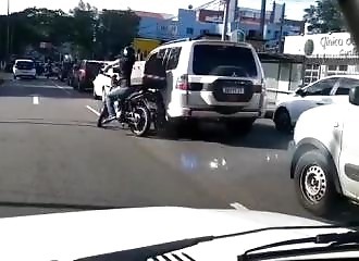 Un malfrat lui vole sa montre, il riposte en lui tirant dessus !