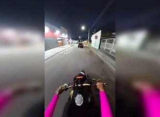 Une influenceuse motarde brésilienne chute alors qu'elle tourne une vidéo