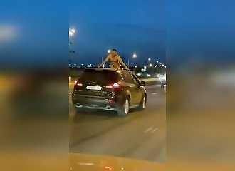 Ce pervers s'exhibe par le toit ouvrant d'un SUV !