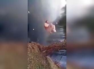 GRos fail lors d'un plongeon dans un lac