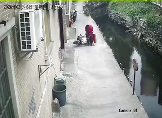 Il relève sa moto... et la regarde couler dans le canal