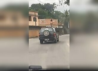 Elle n'aurait pas dû monter sur une voiture en route !