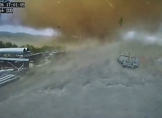Il ferme ses volets in extremis face à la tornade, son toit n'a pas tenu
