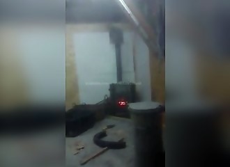 Mettre une bombe aérosol dans un poêle à bois