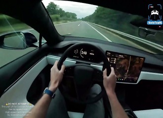 Il accélère à fond sur l'autoroute avec une Tesla Model S et c'est assez impressionnant