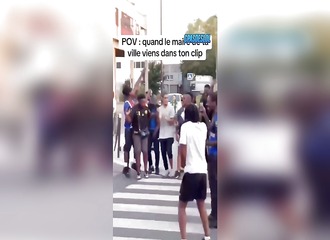 Le maire de Saint-Denis tombe sur un tournage de clip de rap et s'incruste spontanément