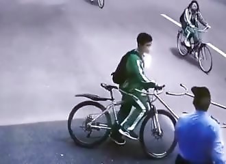 Un étudiant poignarde un agent de la police universitaire