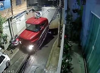 Brésil : un camion arrache câbles et poteaux avant de percuter un bâtiment