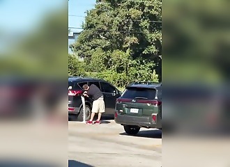 Filmé en train de remplir un réservoir de voiture avec du sucre