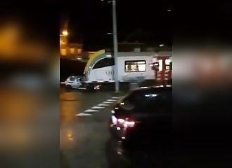 Un train percute une voiture bloquée sur la voie ferrée