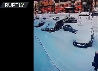 Une voiture explose avec son conducteur toujours à l’intérieur