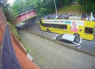 Un bus à deux étages percute un pont à Manchester