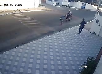 Alors que son amoureux vient de la déposer, une femme se fait braquer