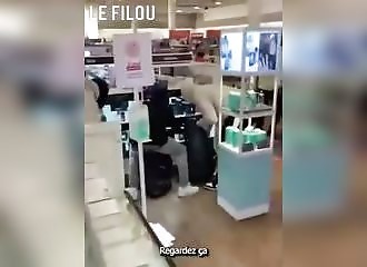 Deux hommes volent des centaines de parfums dans un magasin de Chicago en plein jour
