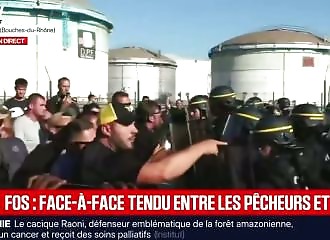 Pêcheurs contre CRS à Fos-sur-Mer : le blocage du dépôt pétrolier tourne à l'affrontement en direct