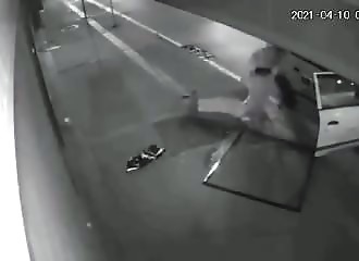 Un voleur se fait brutalement punir par le karma