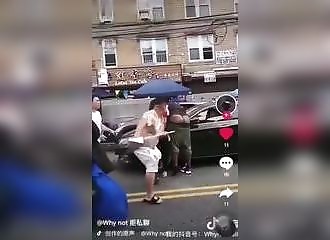 Il tente de voler une femme et se fait corriger par la populace