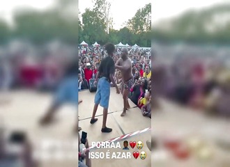 Pays-Bas : fesses nues sur scène et plongeon raté dans le public au festival Fest Angola