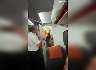 Un couple se fait surprendre dans les toilettes de l'avion