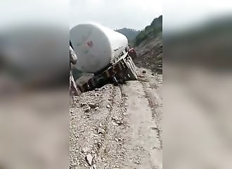 Un camion citerne chute d'une route de montagne