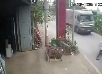A helmet check that ends in attempted murder: the insane violence of this driver in Vietnam.