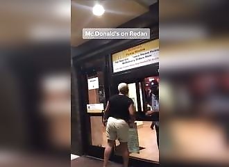 Elle s'attaque au mauvais MC Donald ! 