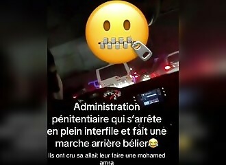 Il tente de remonter un bouchon en suivant un véhicule pénitentiaire, mauvaise idée