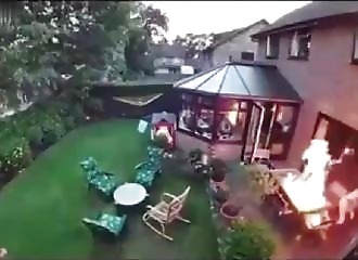 Un homme s'embrase en allumant une torche tolédo