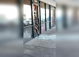 2 thieves break down a door to escape