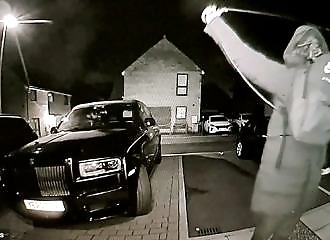 They steal a €400,000 Rolls-Royce in seconds