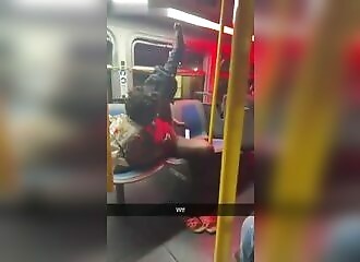 Ce que cette femme fait dans le métro, vous n'allez pas y croire !