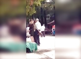 Une femme se fait sexuellement agresser par un vieillard !