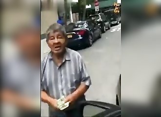 Après un léger accrochage, un automobiliste refuse l'argent d’un vieil homme