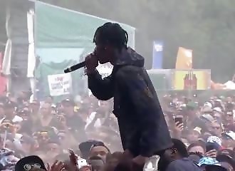 Travis Scott demande à la foule de massacrer un homme parce qu'il lui a pris une chaussure !