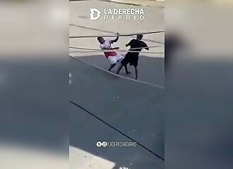 Sans défense, un homme sans bras ? Pas vraiment