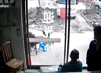 Un minibus sans frein à main s’encastre dans un magasin