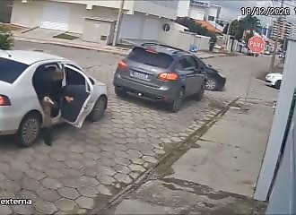 Pour arrêter un suspect, la police brésilienne a recours au car jacking