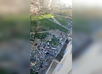 Marseille : il filme les innombrables déchets balancés par les fenêtres dans son quartier