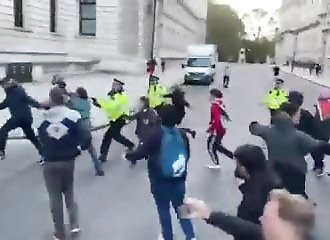 Un homme se fait chasser par la foule après avoir sorti un drapeau israélien lors d'une manifestation pro-palestinienne