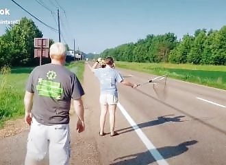 Équipée d’un filet de pêche, une femme veut récupérer les bouteilles d’eau des cyclistes (FAIL)