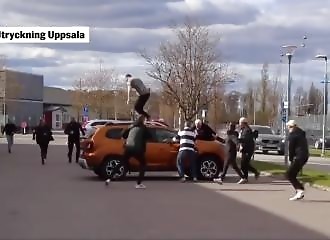 Il brûle un coran devant une mosquée, un dizaine de musulmans s'attaquent à lui