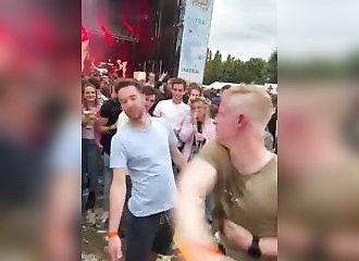 Bataille de gifles en plein festival musical !