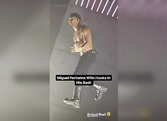 Un chanteur est suspendu par des crochets pour une performance live