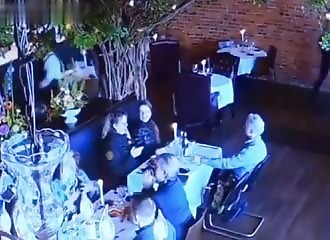 Il braque son ex-femme en plein restaurant mais oublie la sécurité, un serveur le plaque au sol