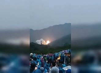 Cette fusée chinoise touchée par la foudre en plein décollage