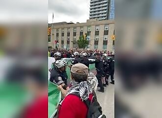 Un Policier de Toronto met un puissant coup de poing à un Manifestant Pro-Palestinien 
