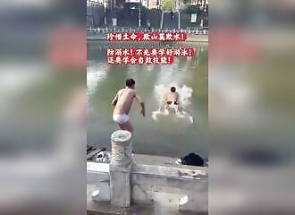 He throws himself into a river without knowing how to swim and drowns (Warning - shocking)