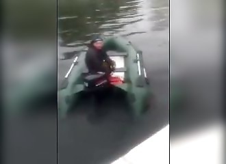 Un homme ivre fait des drifts avec un bateau pneumatique