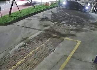 Un cycliste écrasé par un SUV, et sauvé par un rocher